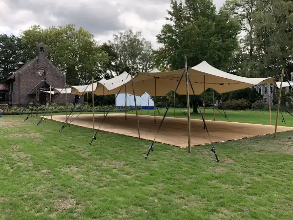 Stretchtenten 10x20 200 staanplaatsen
